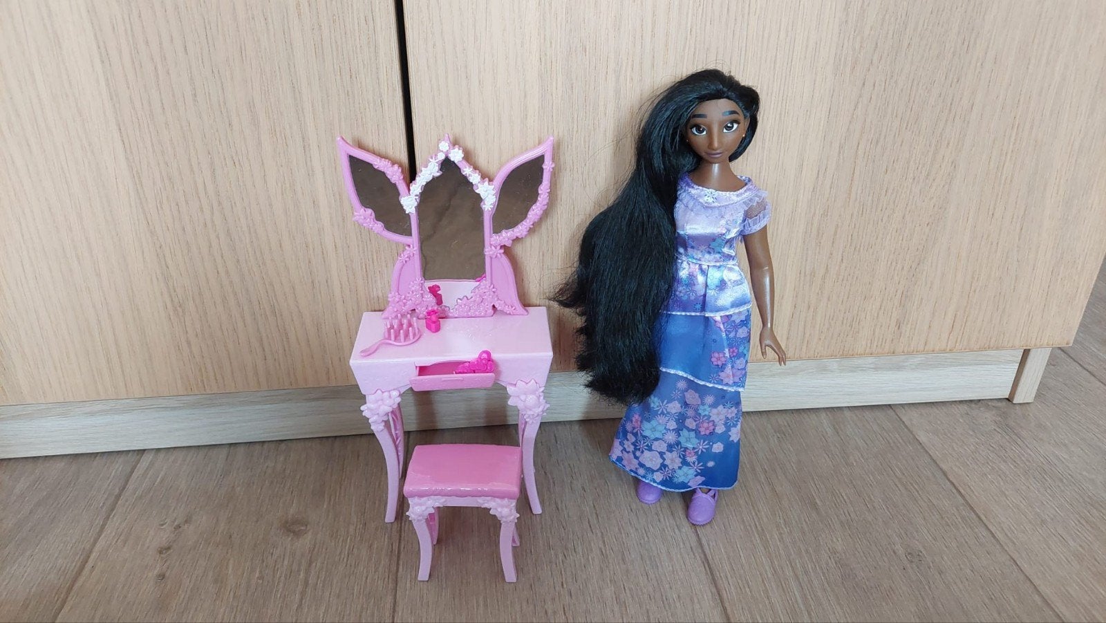 Poupée Disney ''Isabela'' Encanto + coiffeuse et accessoires, Ophalen of Verzenden, Zo goed als nieuw, Barbie