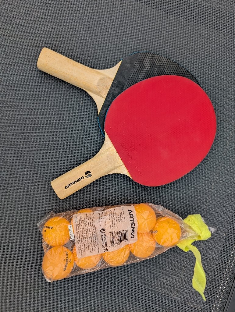 2 Artengo batjes + zak pingpongballen, Sports & Fitness, Ping-pong, Enlèvement, Utilisé, Filet, Raquette(s) ou Balle(s)