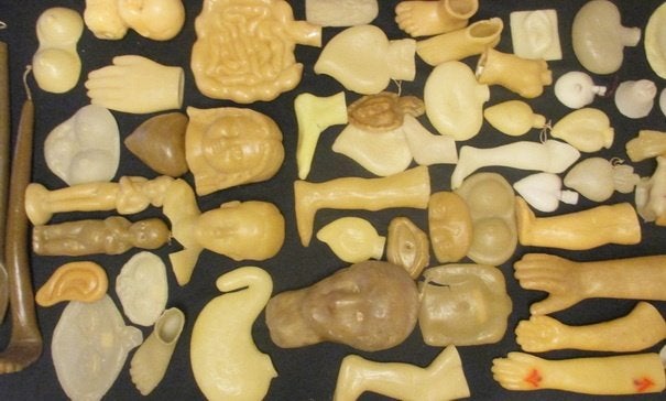 collection de cires anciennes ex votos séparée et grande, Envoi