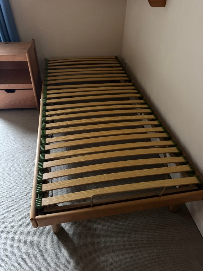 2 lits simples avec lits à lattes + 1 matelas, Maison & Meubles, Chambre à coucher | Lits, 90 cm, Une personne, Brun, Enlèvement