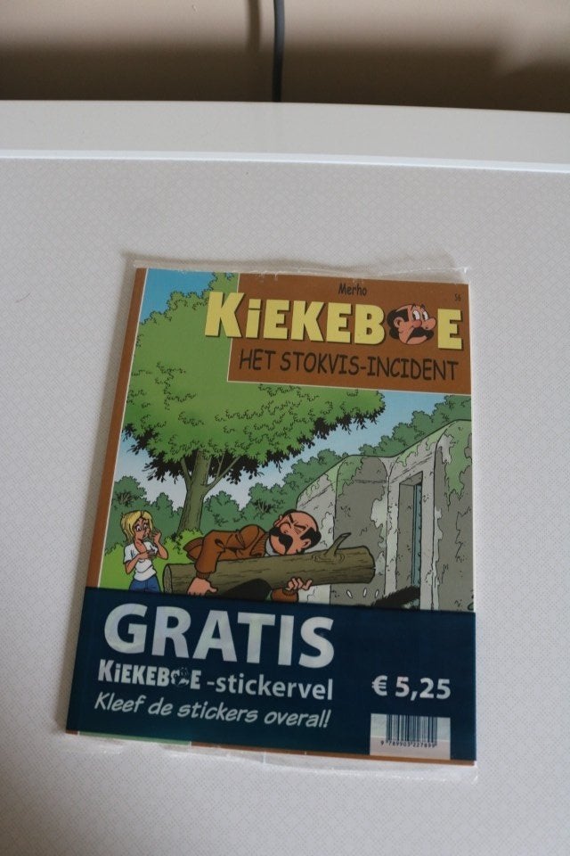 Kiekeboe Nr 56: Het stokvis-incident ( sealed + stickervel ), Une BD, Enlèvement ou Envoi, Neuf, Merho