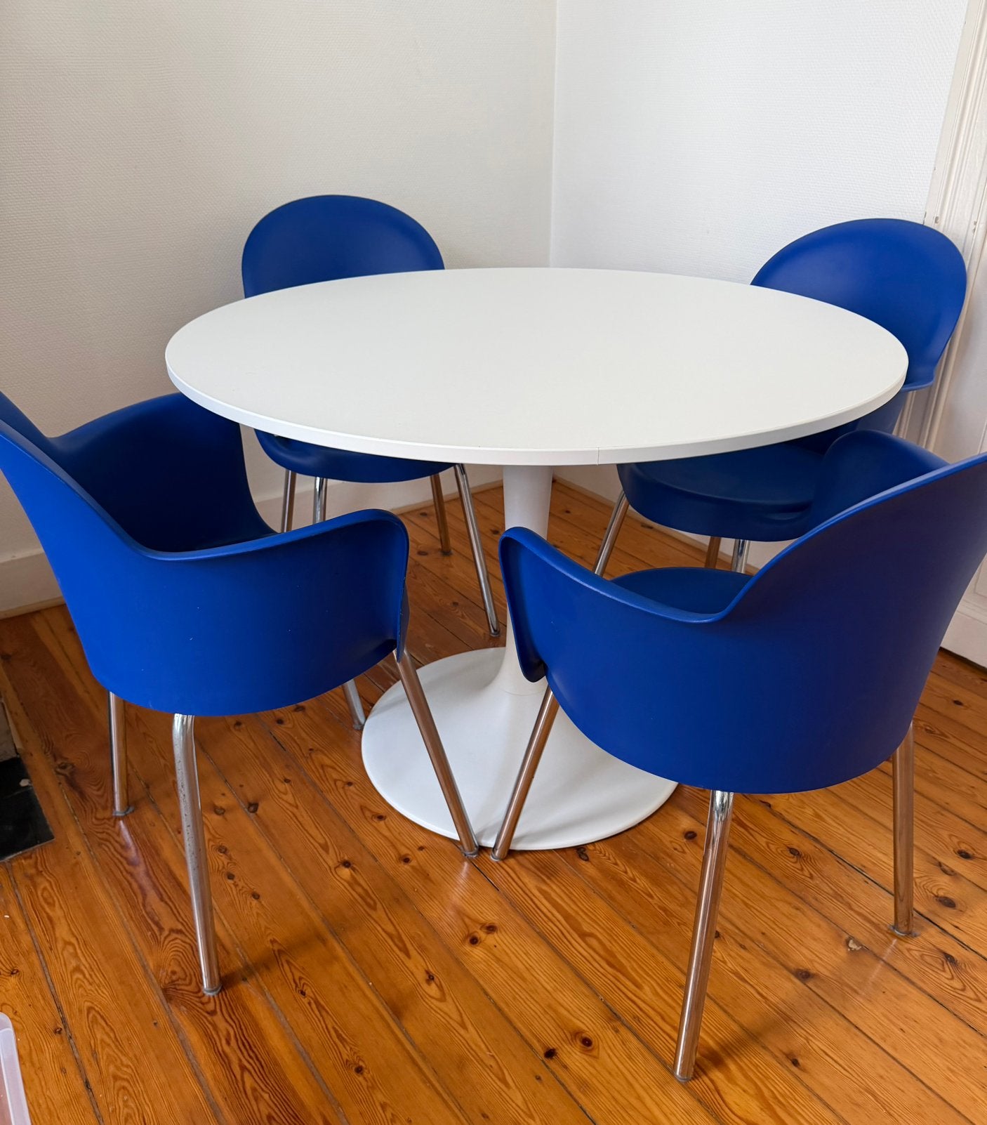 Table  ronde blanche + 4 chaises design, Enlèvement, Comme neuf