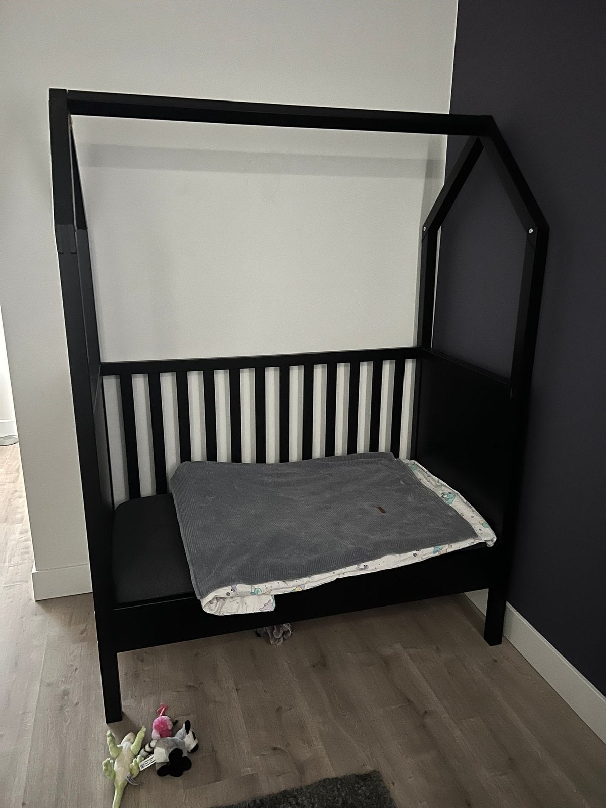 Babybed zwart + matras & AeroSleep topper, Matelas, Moins de 70 cm, Comme neuf, Enlèvement