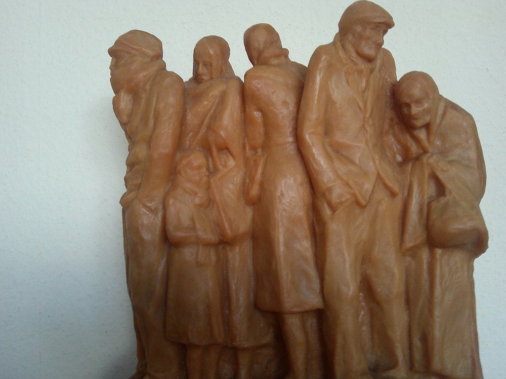GROUPE DE SCULPTURES EN CIRE DE MAURICE VAN DER MEEREN, Envoi, Groupe de personnes