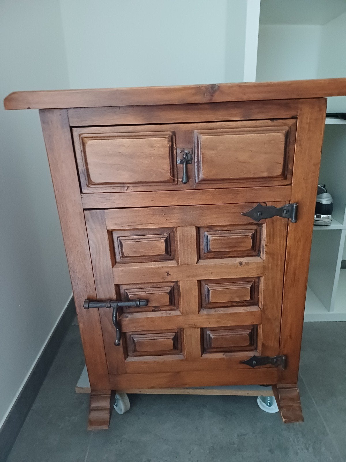 Houten kastje in Spaanse stijl, Antiek en Kunst, Antiek | Meubels | Kasten, Ophalen