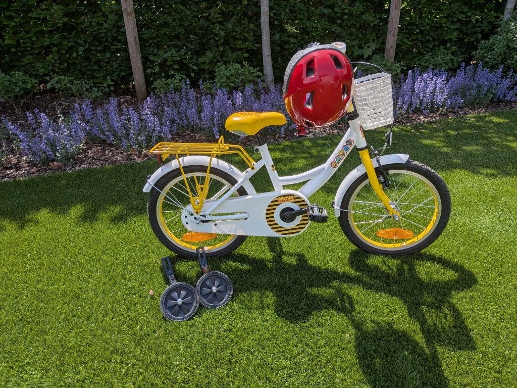 Kinderfiets 16 inch in topstaat | Helm + zijwieltjes, Fietsen en Brommers, Fietsen | Kinderfietsjes, Ophalen, Terugtraprem, Zijwieltjes