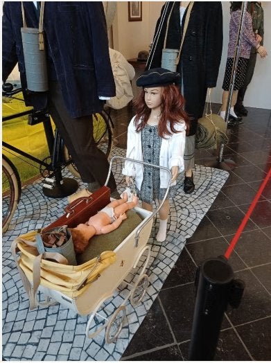 Poussette poupée + mannequin enfant habillée, Enlèvement