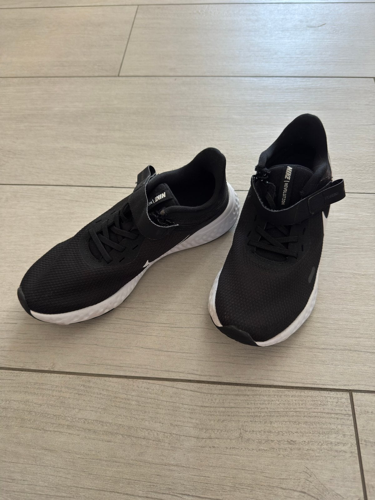 Nike, Kinderen en Baby's, Kinderkleding | Schoenen en Sokken, Ophalen, Sportschoenen, Zo goed als nieuw, Jongen