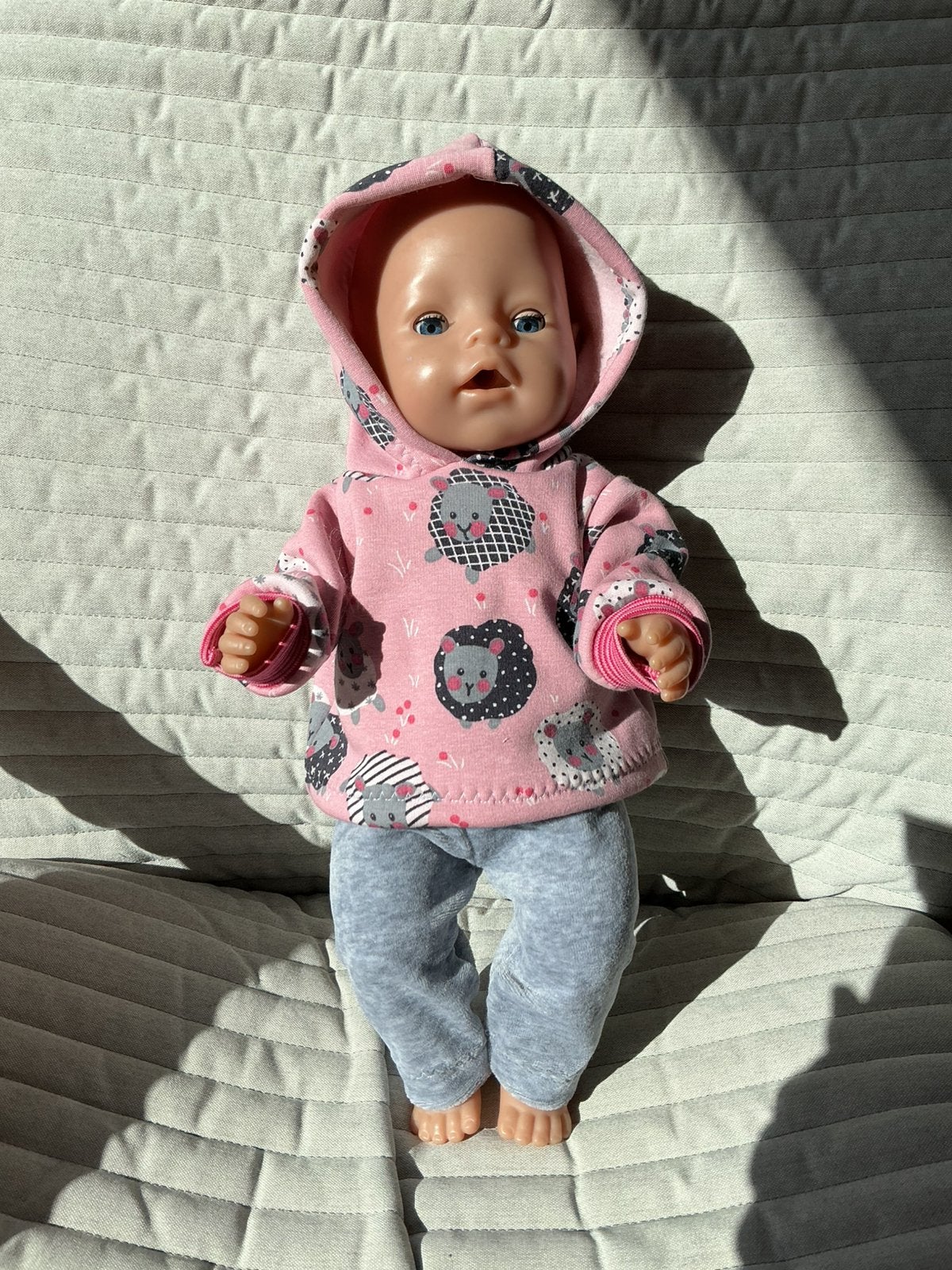 224. Babyborn: Nieuwe roze hoodie  + grijze broek, Kinderen en Baby's, Ophalen of Verzenden, Nieuw, Babypop