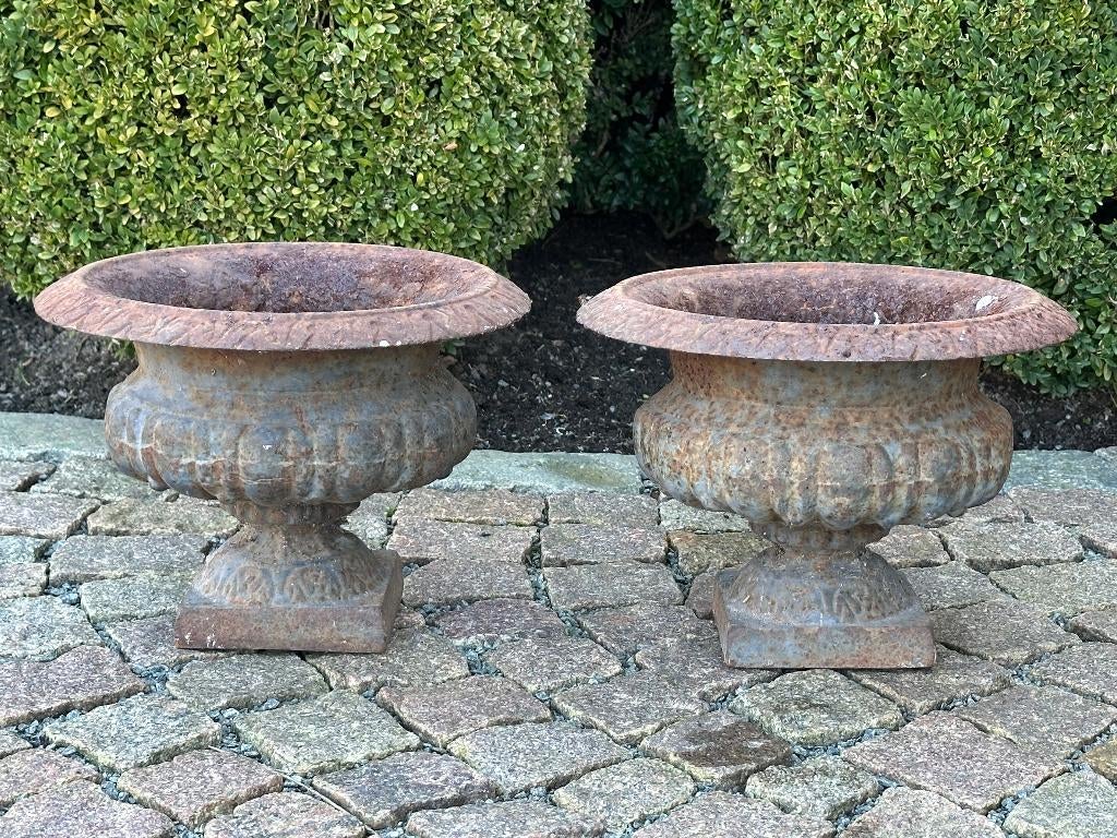 2 gietijzeren tuinvazen - mooie patina - uitstekende staat, Tuin en Terras, Ophalen