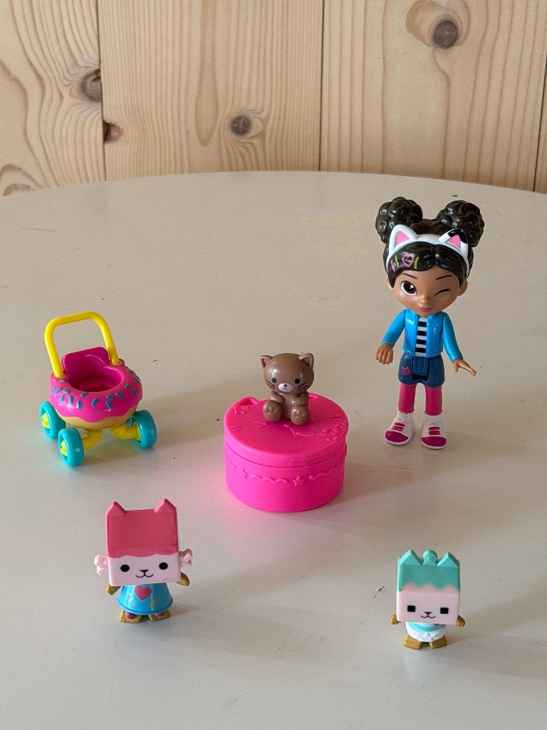 Gabby's Dollhouse - Kitty Care Set Baby Box & wandelwagen, Ophalen, Zo goed als nieuw, Accessoires