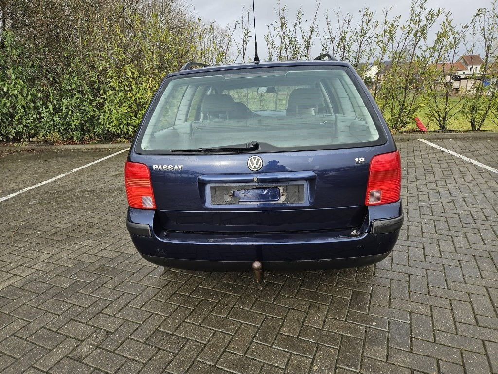 VW PASSAT 1.8 I BENZINE  184.700KM, Voorwielaandrijving, Stof, Zwart, 4 cilinders