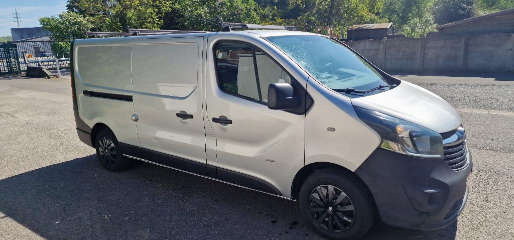 opel vivaro 1.6 long chassis prete a l immatriculation, Auto's, Bestelwagens en Lichte vracht, Voorwielaandrijving, Stof, 4 cilinders