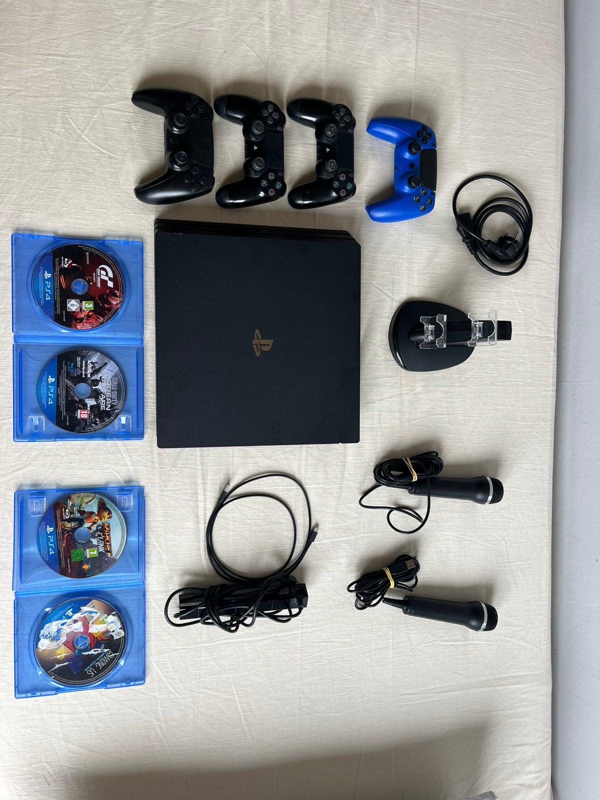 PS4 Pro 1TB - 4 Games + 4 Controllers +PS Camera+Karaoke Set, Games en Spelcomputers, Spelcomputers | Sony PlayStation 4, Ophalen