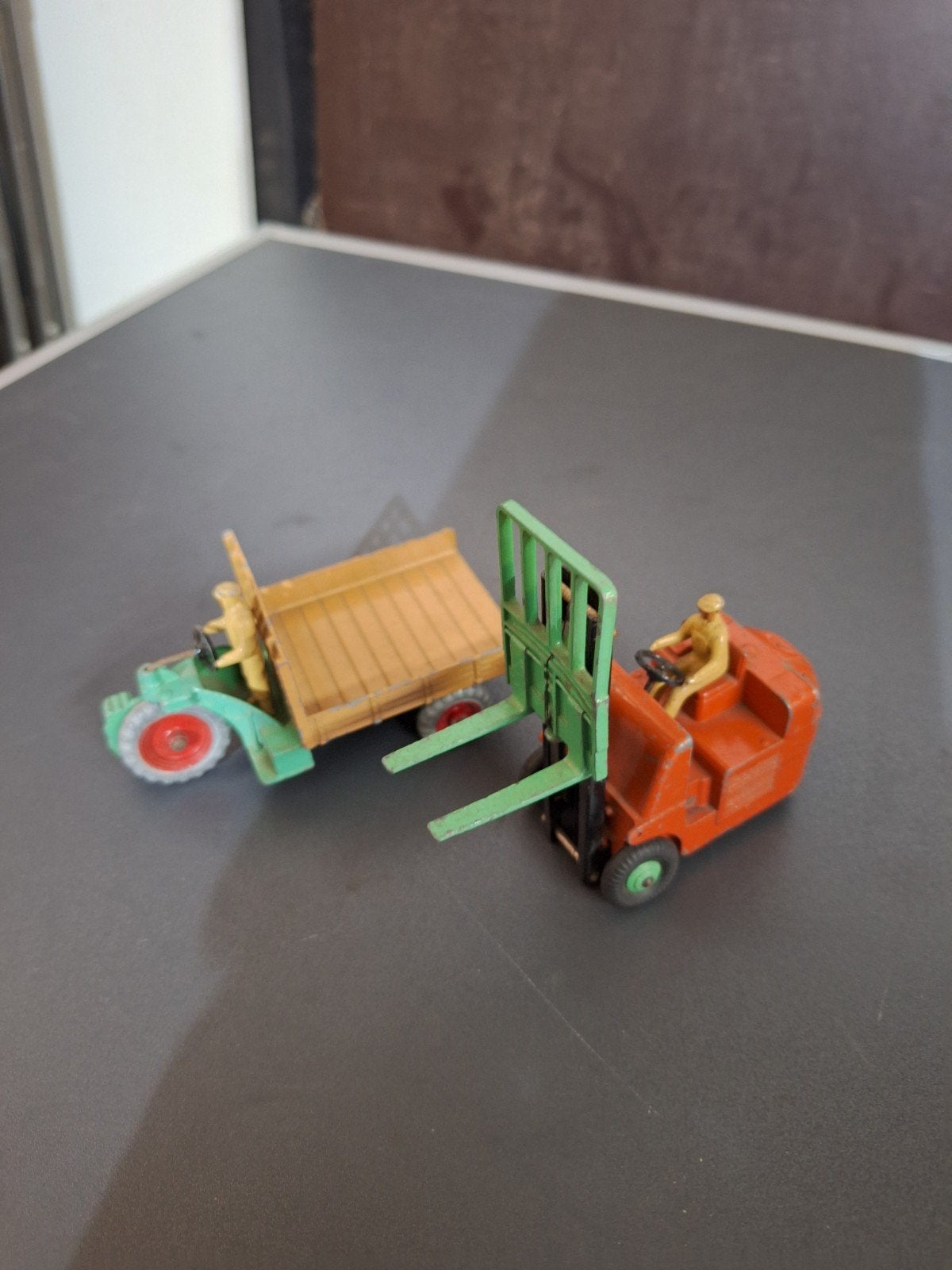 Dinky Toys heftruck en Motocart, Antiquités & Art, Antiquités | Jouets, Enlèvement