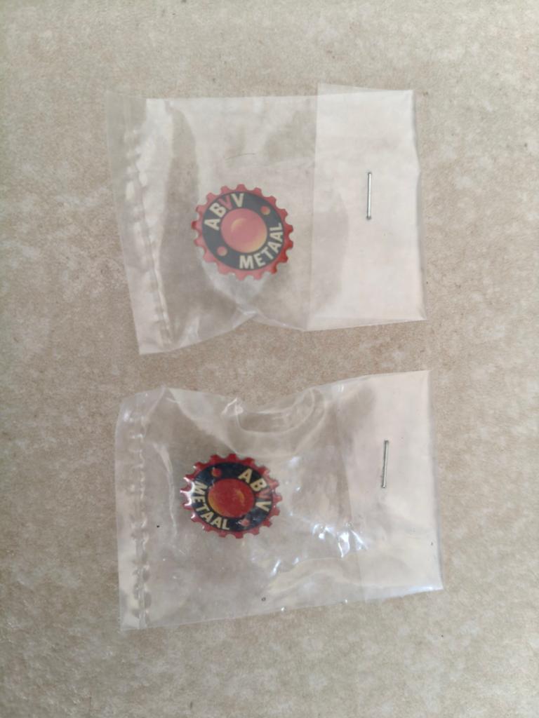 Verzameling pins twee dezelfde, Ophalen