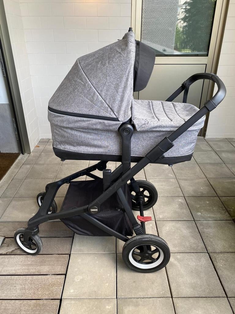 Thule Sleek combiwagen met reiswieg, voetenzak en regenhoes, Kinderen en Baby's, Kinderwagens en Combinaties, Zo goed als nieuw