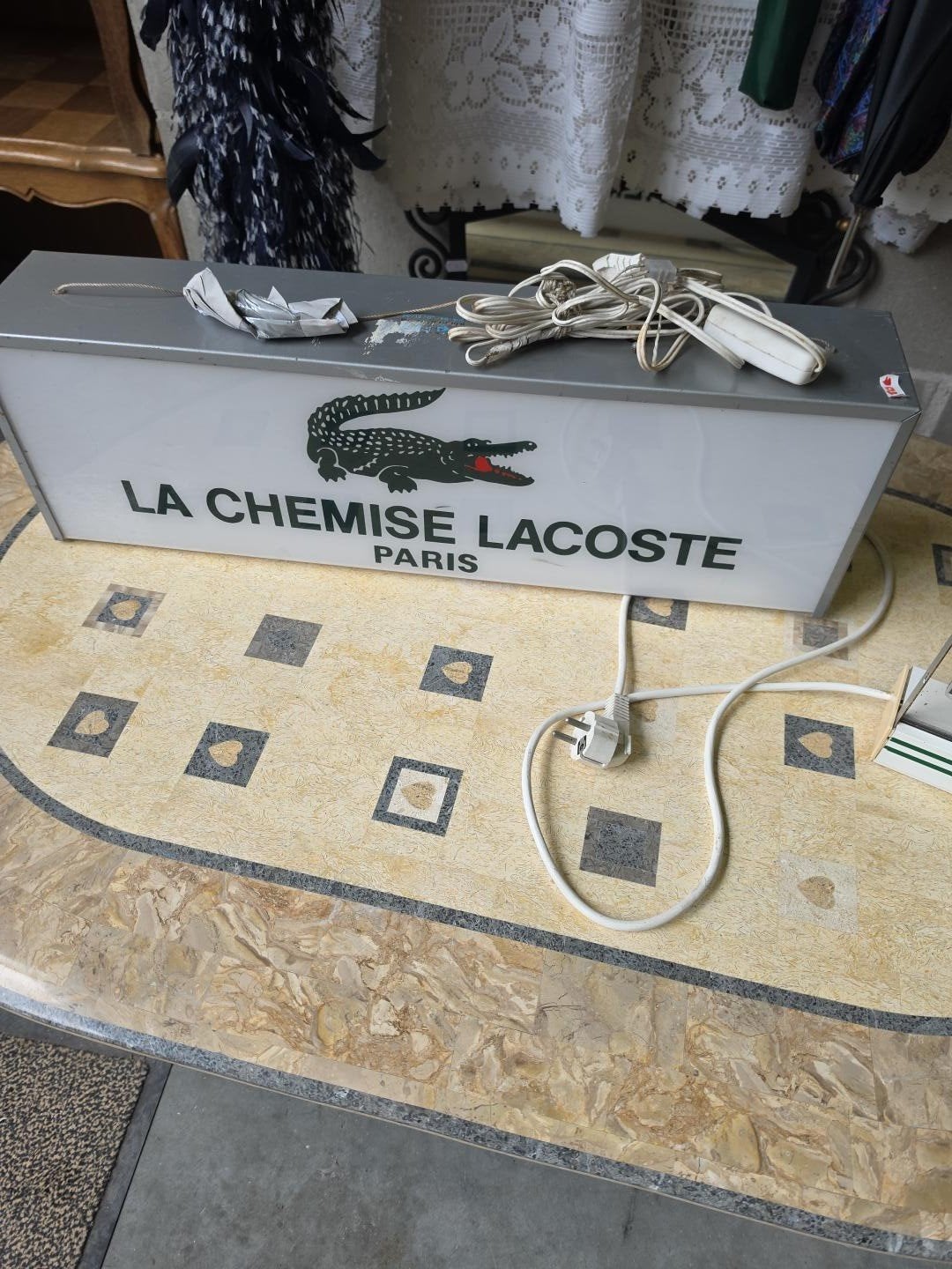 Lacoste verzameling Lampen Riemen borden, Boeken, Ophalen