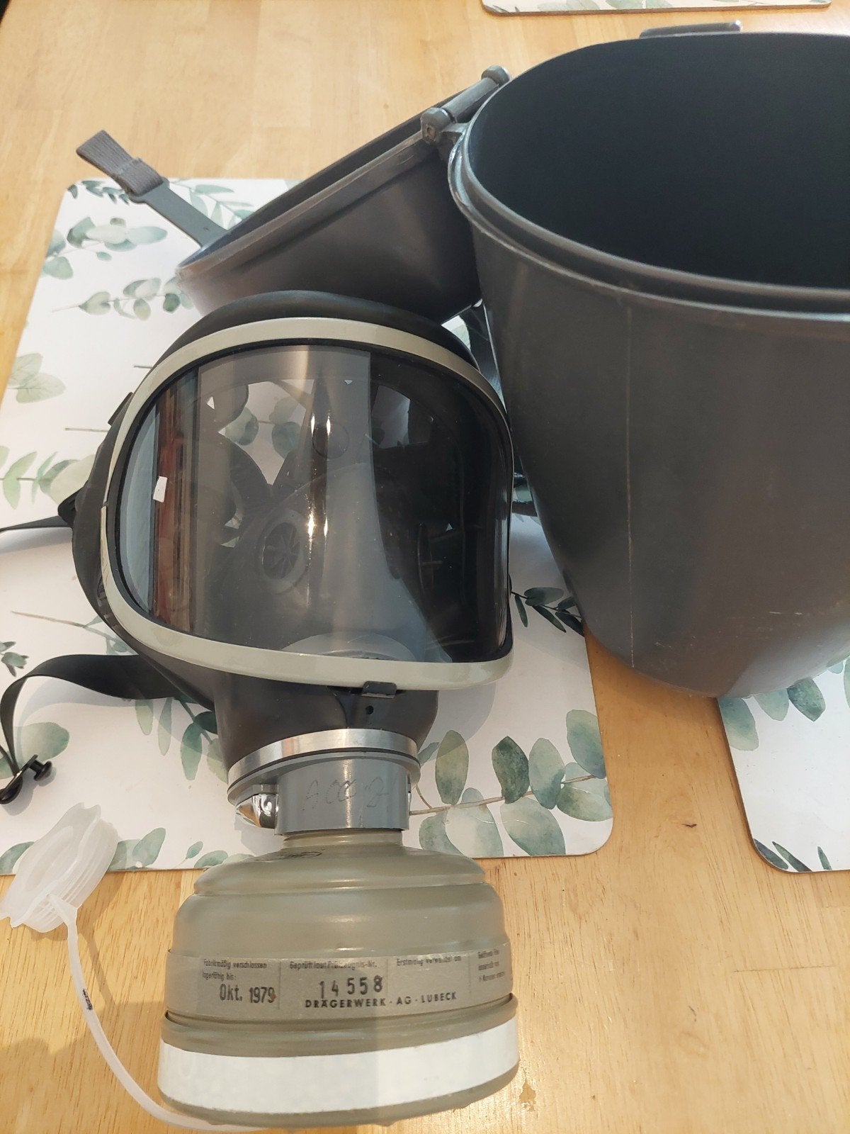 oud gasmasker in nieuwstaat nooit gedragen jaren 70, Ophalen