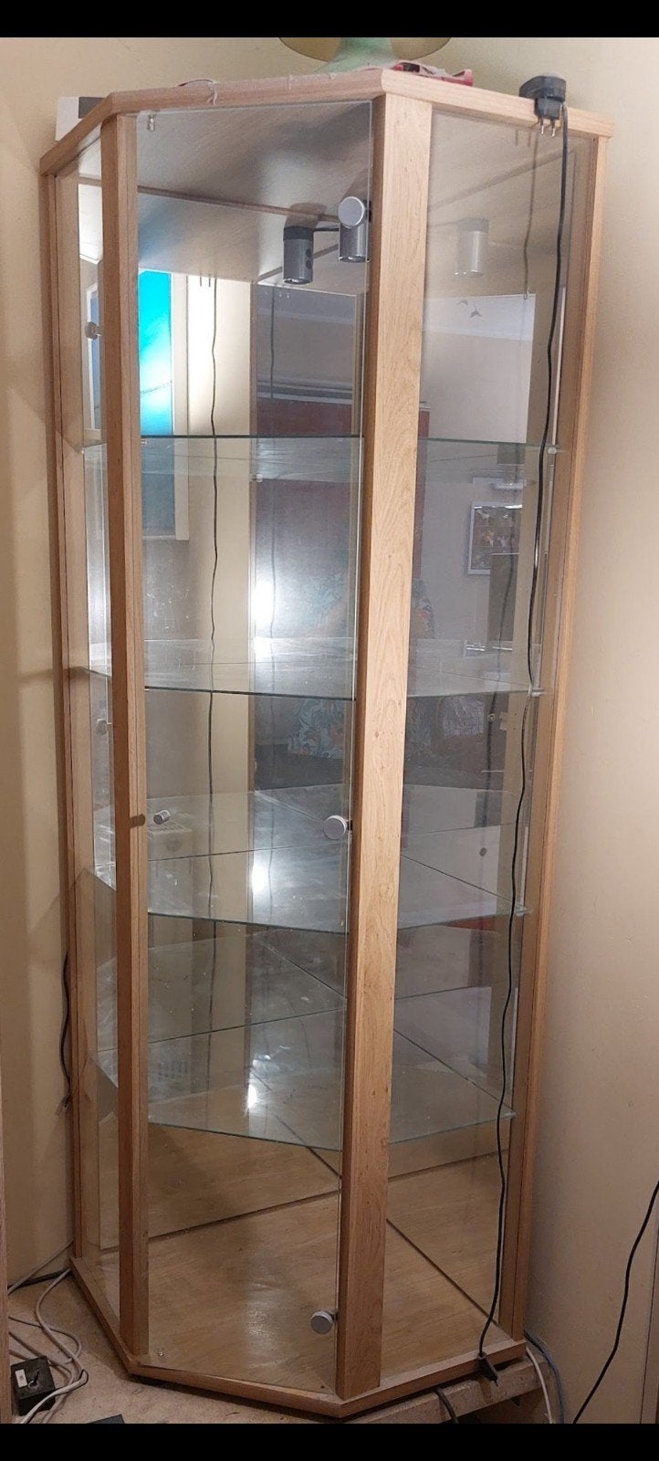 Superbe Vitrine d’Angle en Verre et Bois – Éclairage Intégré, Maison & Meubles, Avec porte(s), Profil pentagonal, Utilisé, 50 à 75 cm