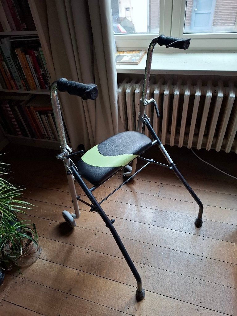 DEAMBULATEUR ROLLATOR IVACARE, Enlèvement, Pliable, Comme neuf
