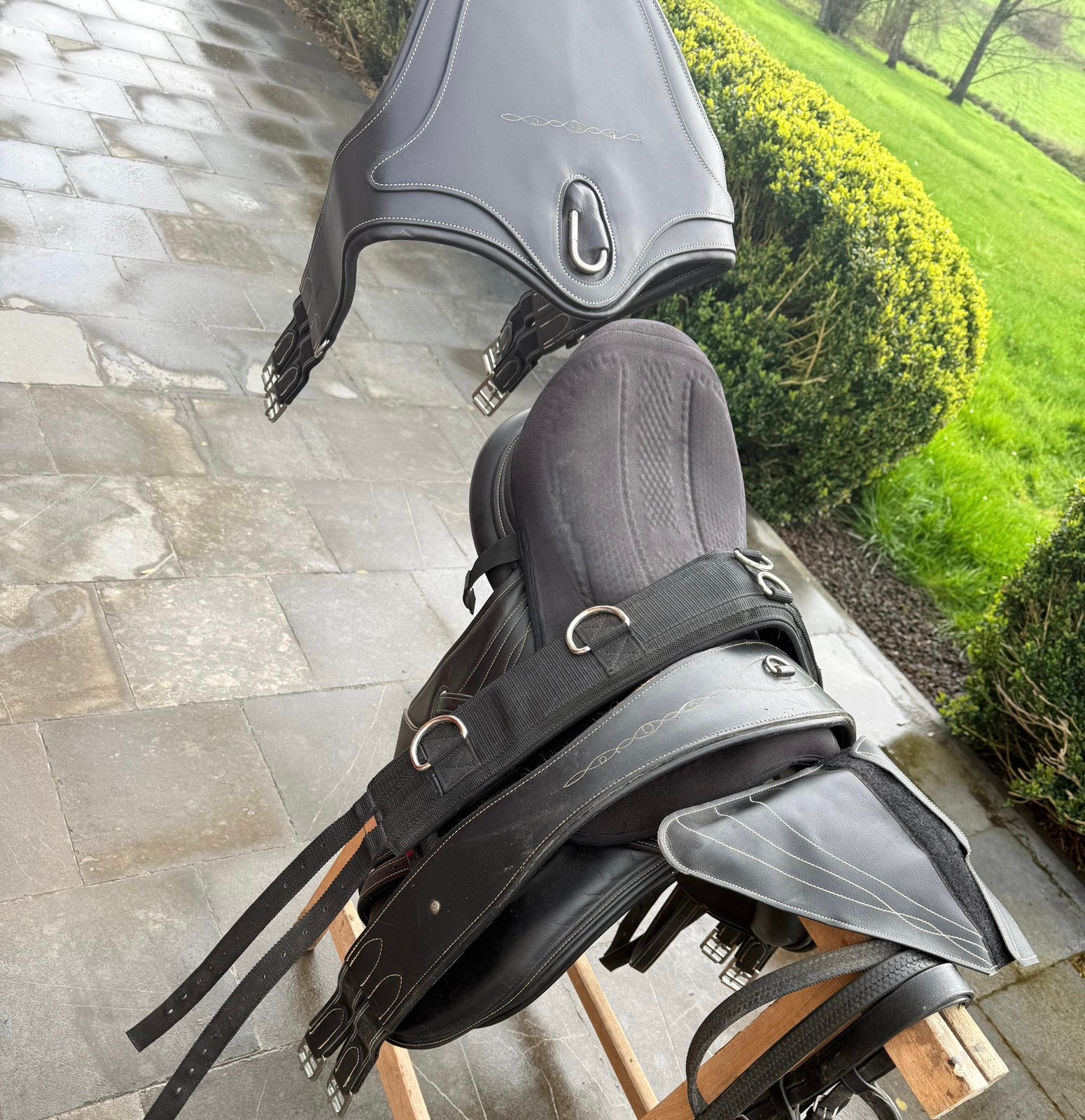 Selle polyvalente + sangle (140) + bavette (135cm) + surfaix, Enlèvement, Comme neuf, Polyvalence, Étriers inclus