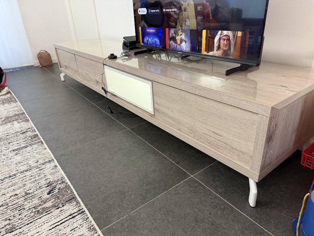 tv meubel eik licht grijs met LED verlichting in midden, Huis en Inrichting, Kasten |Televisiemeubels, Ophalen, Zo goed als nieuw