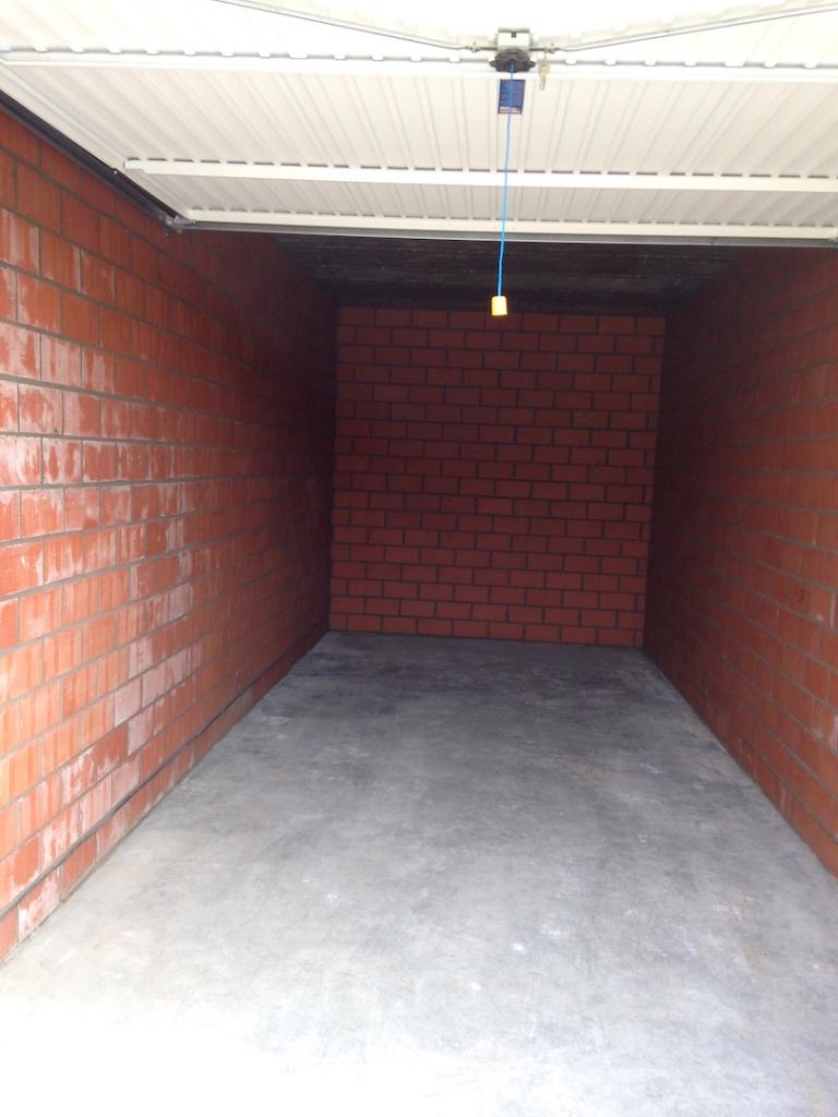 Grote autobox 7m + parking te huur Zwijndrecht, Immo, Garages en Parkeerplaatsen, Provincie Antwerpen