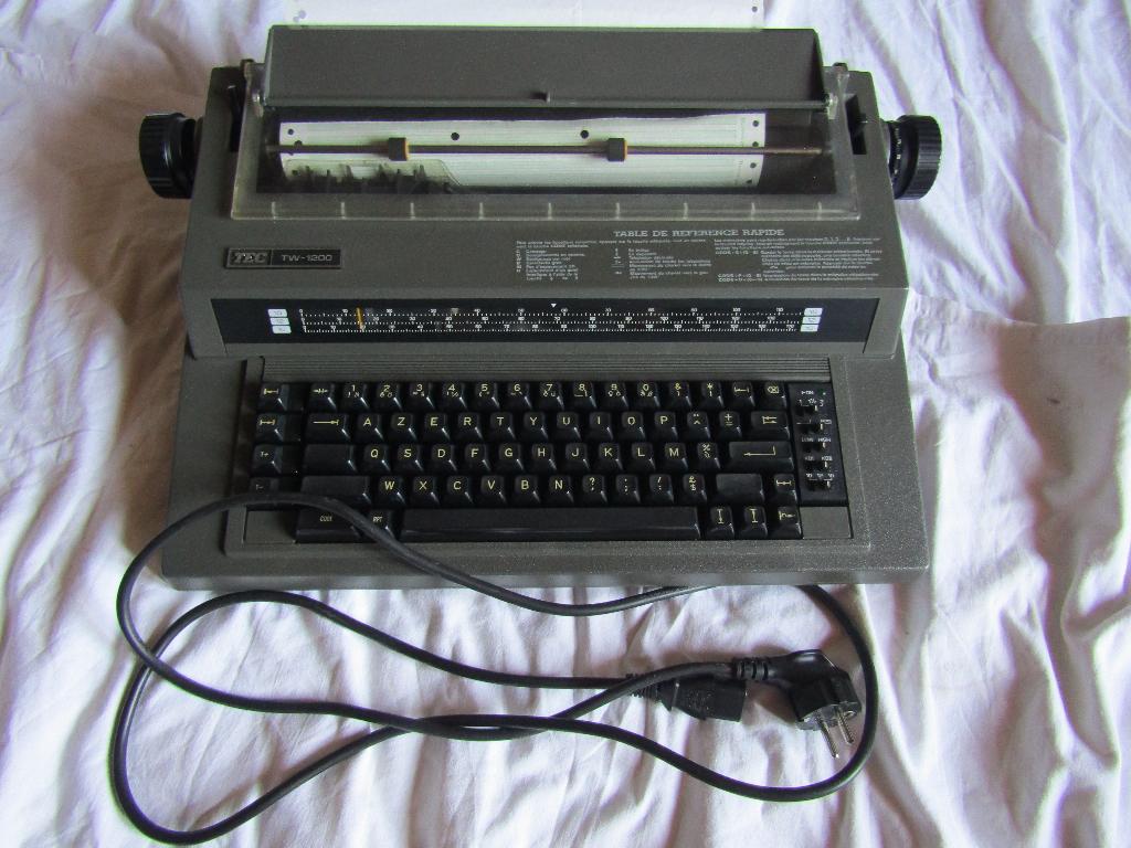 TEC (Toshiba) TW-1200 elektronische schrijfmachine, Diversen, Typemachines, Gebruikt, Ophalen of Verzenden