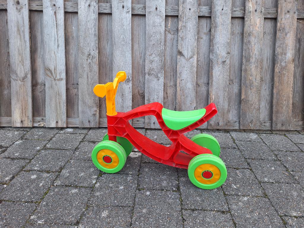 Loopfiets peuter rood groen geel met 4 wielen, Ophalen, Zo goed als nieuw, Loopfiets