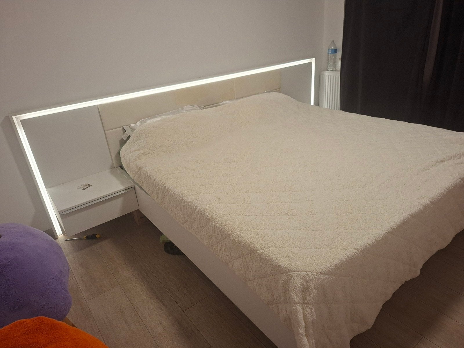 bed met ingebouwde nachtkast + verlichting, Huis en Inrichting, Ophalen