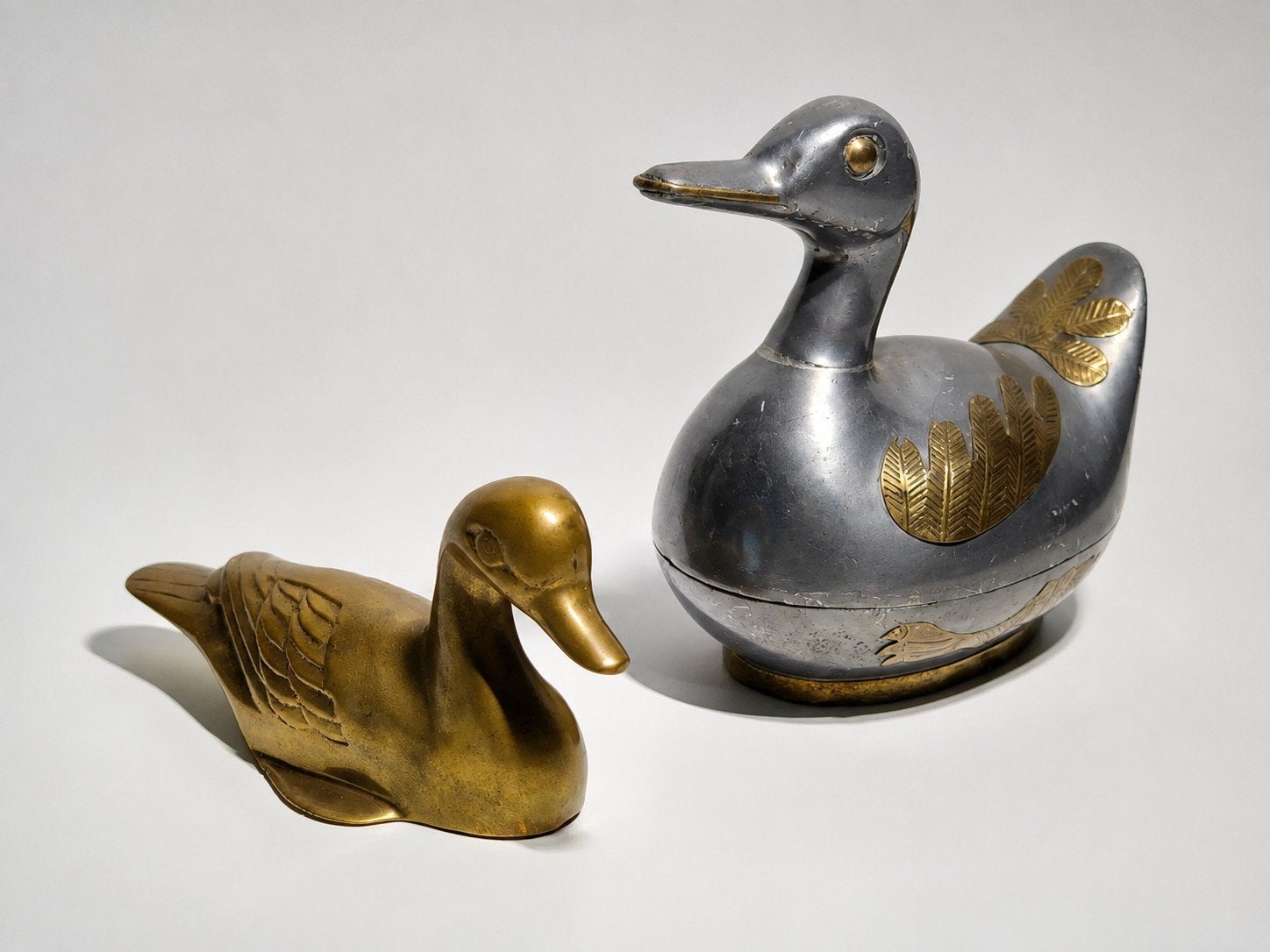 Vintage decoratieve eenden set – messing & metaal – 2 stuks, Antiek en Kunst, Ophalen of Verzenden, Brons