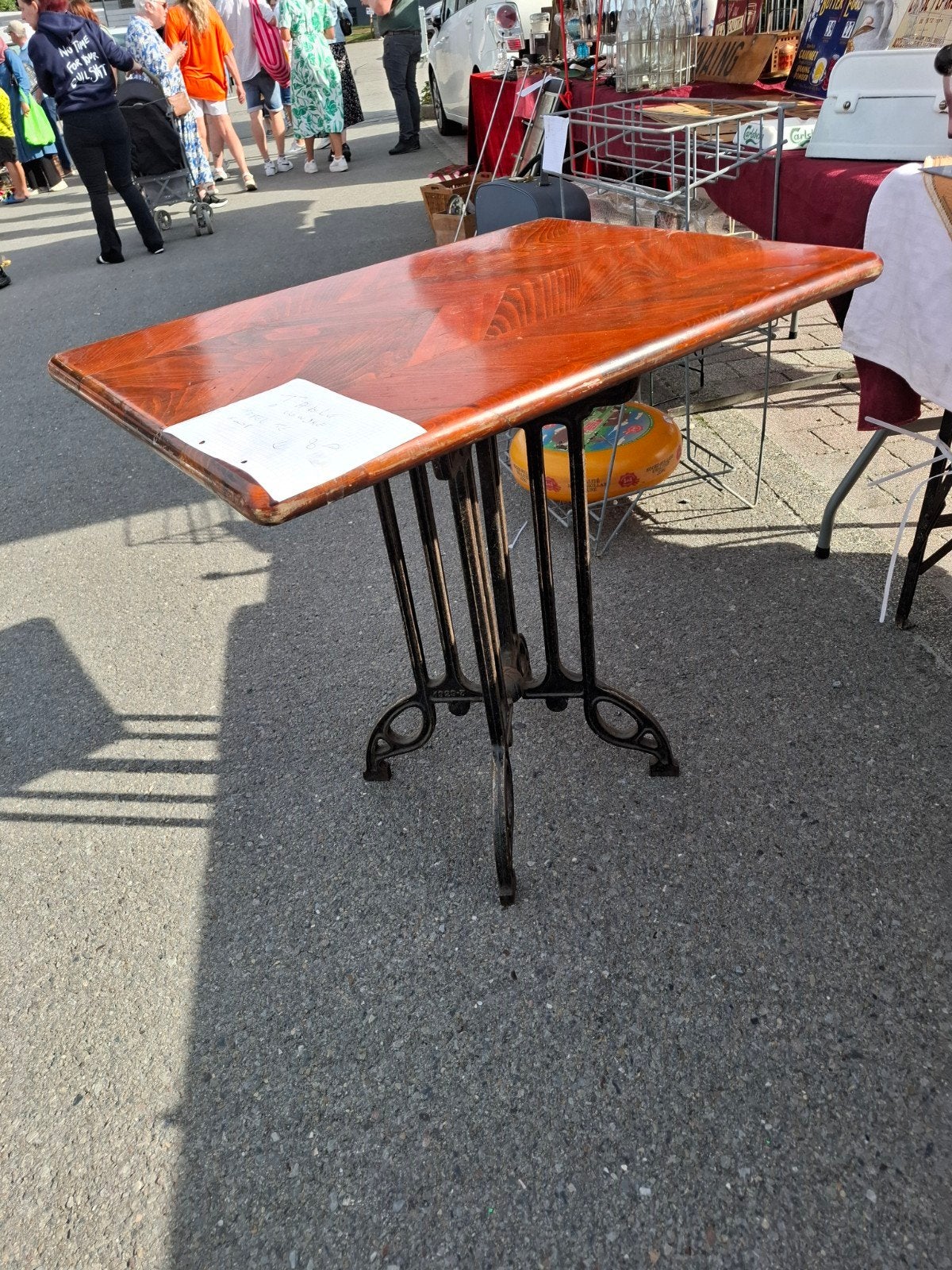 une superbe table de bistrot avec empietement en fonte