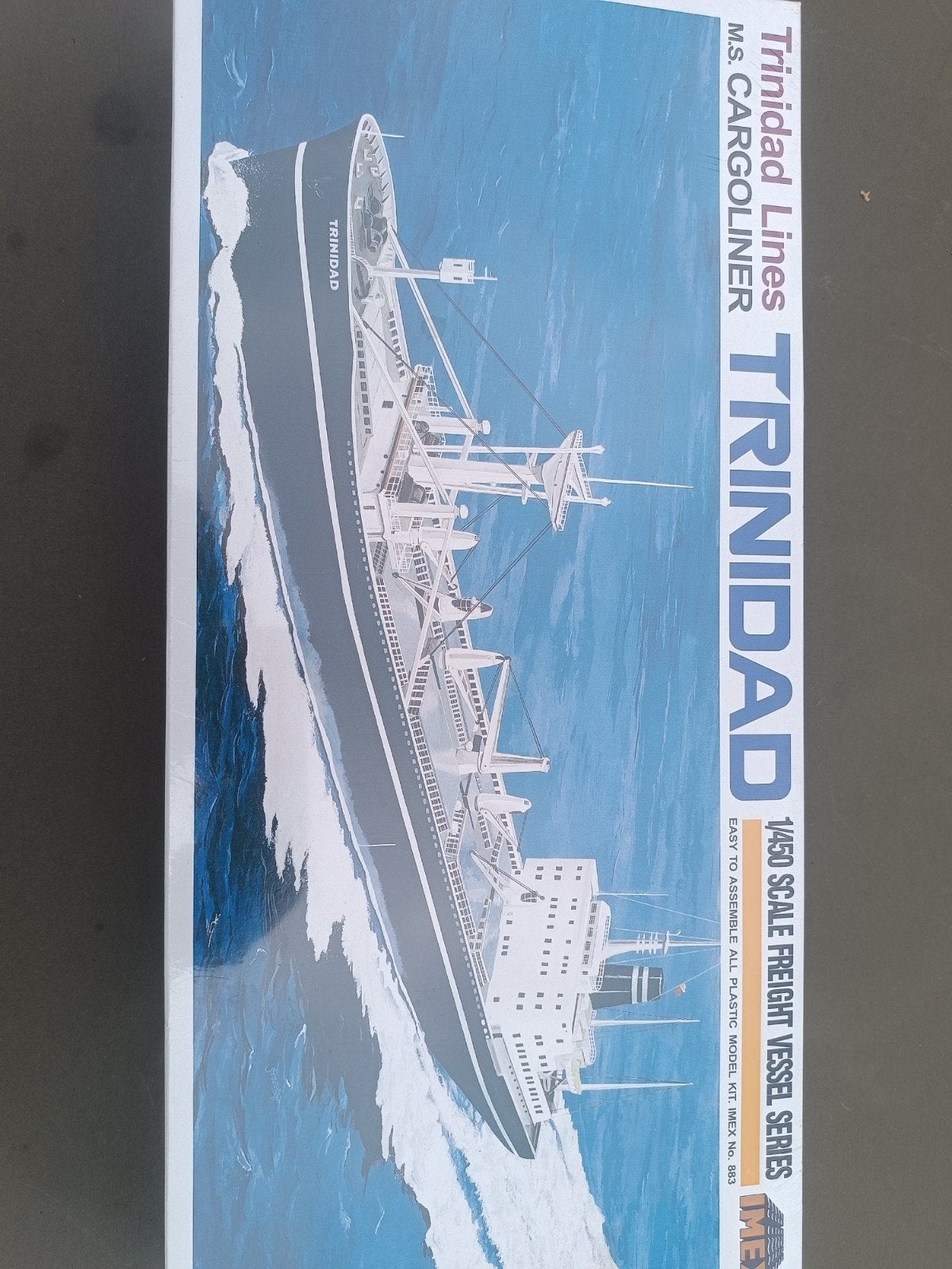 bateau à superstructure trinidale neuf en boîte, Enlèvement
