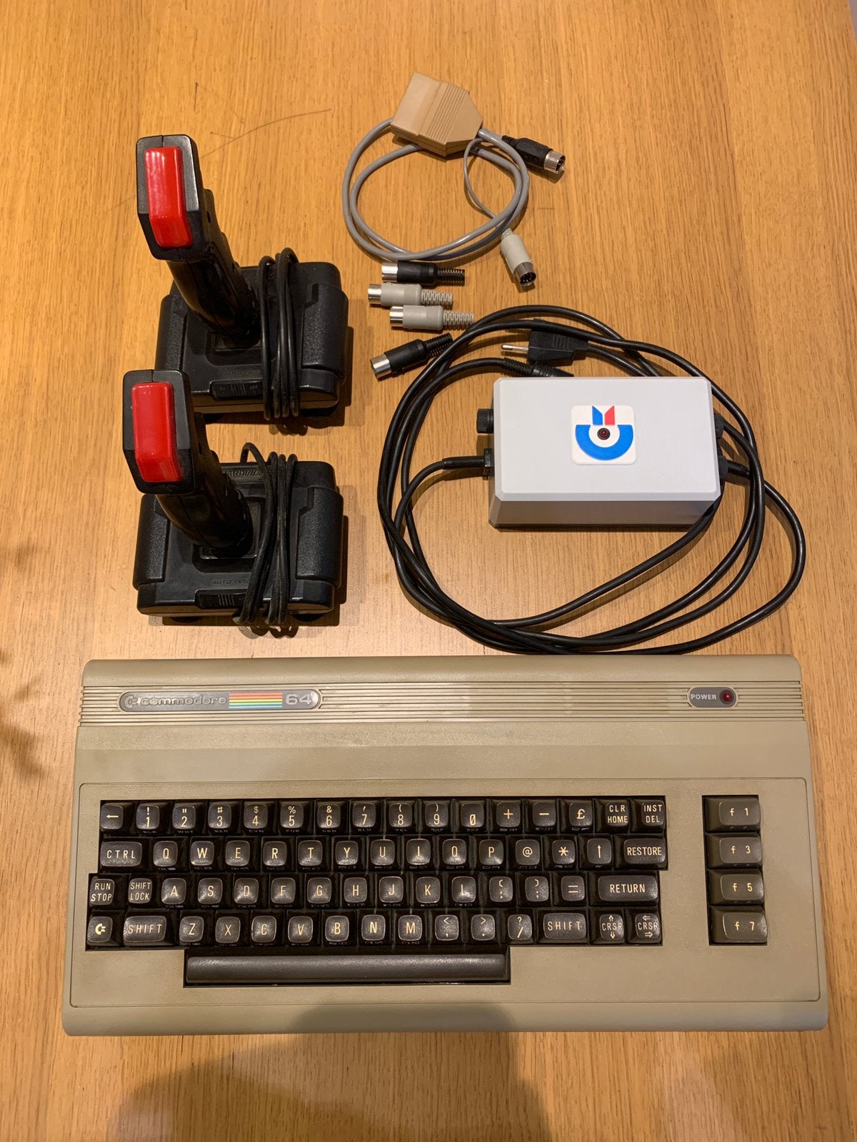 Commodore 64 met nieuwe voeding + accesoires, Computers en Software, Ophalen of Verzenden