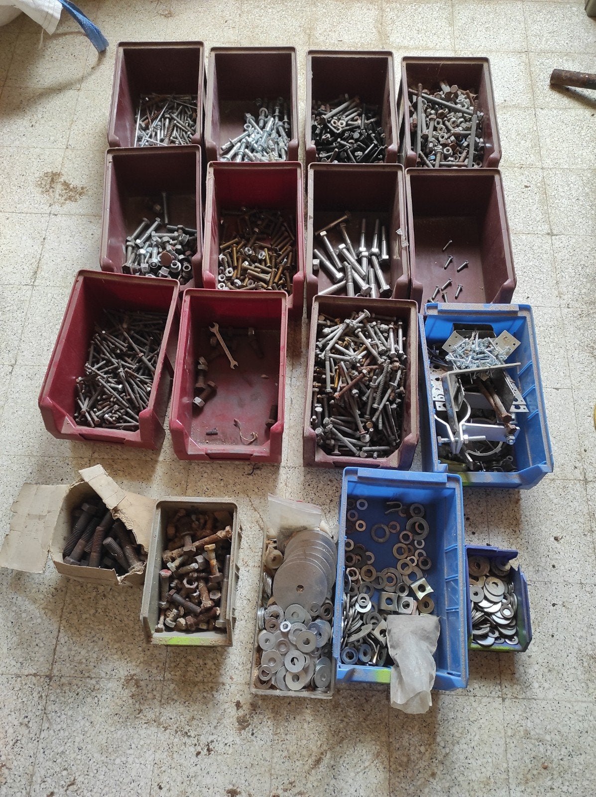 Groot lot bouten,moeren, rondellen incl bak. O.a. M6 en M8, Ophalen
