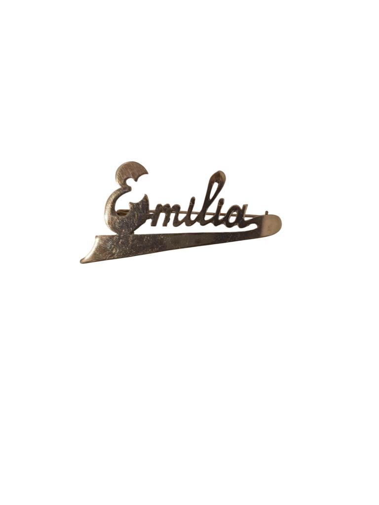 Metalen broche met naam Emilia, Handtassen en Accessoires, Antieke sieraden, Ophalen, Overige materialen, Broche