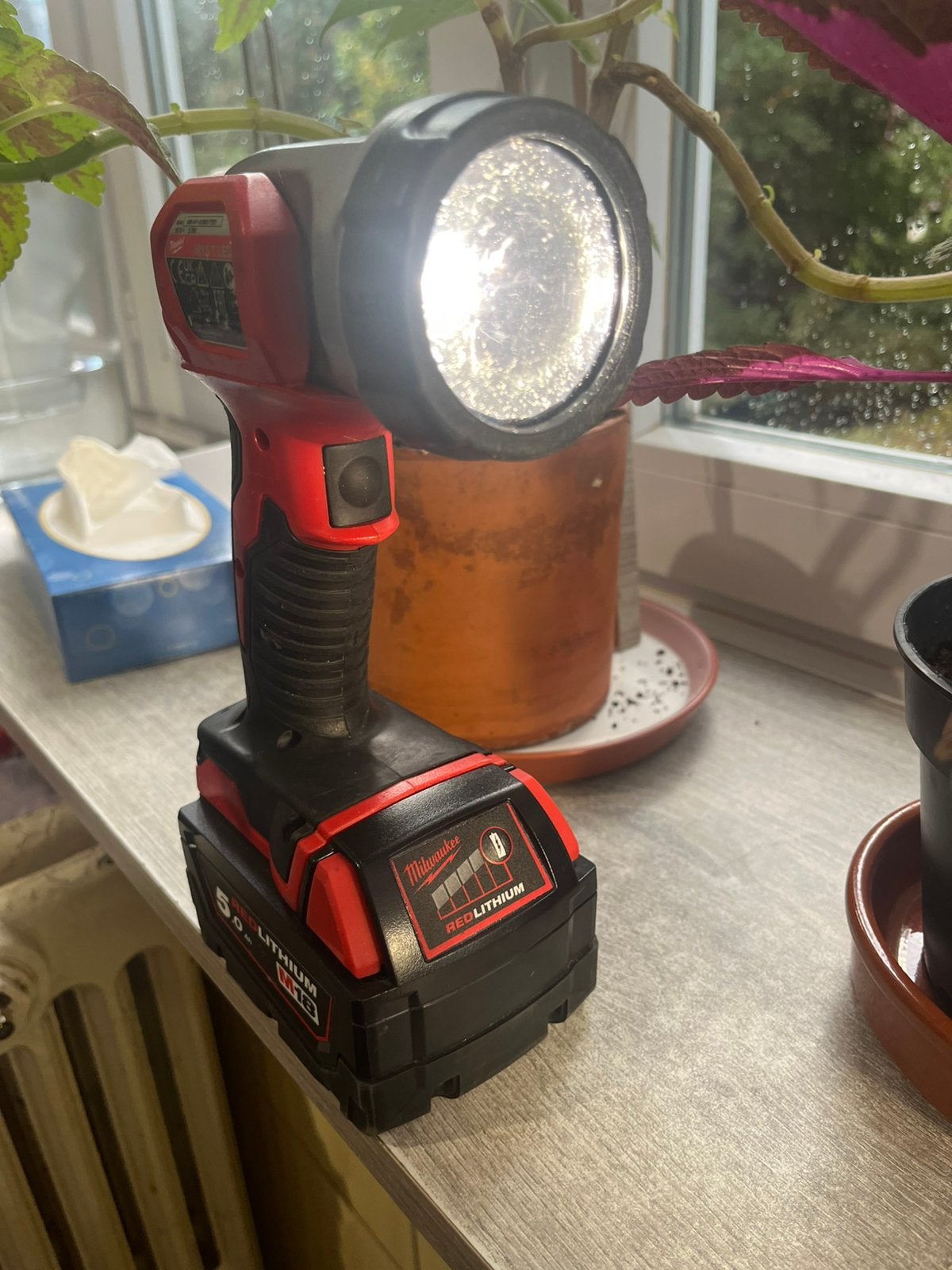 Milwaukee M18 T LED, Caravanes & Camping, Enlèvement, Comme neuf, Batterie