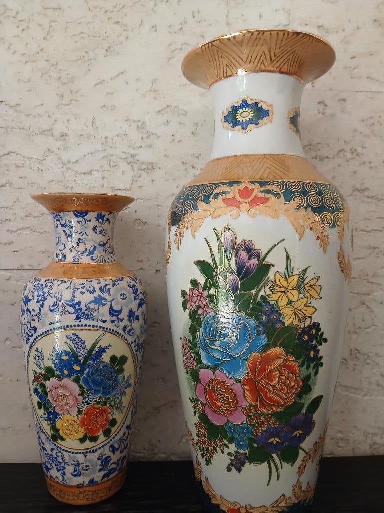 2 vases en faïence asiatiques richement décorés de fleurs, Antiquités & Art, Enlèvement