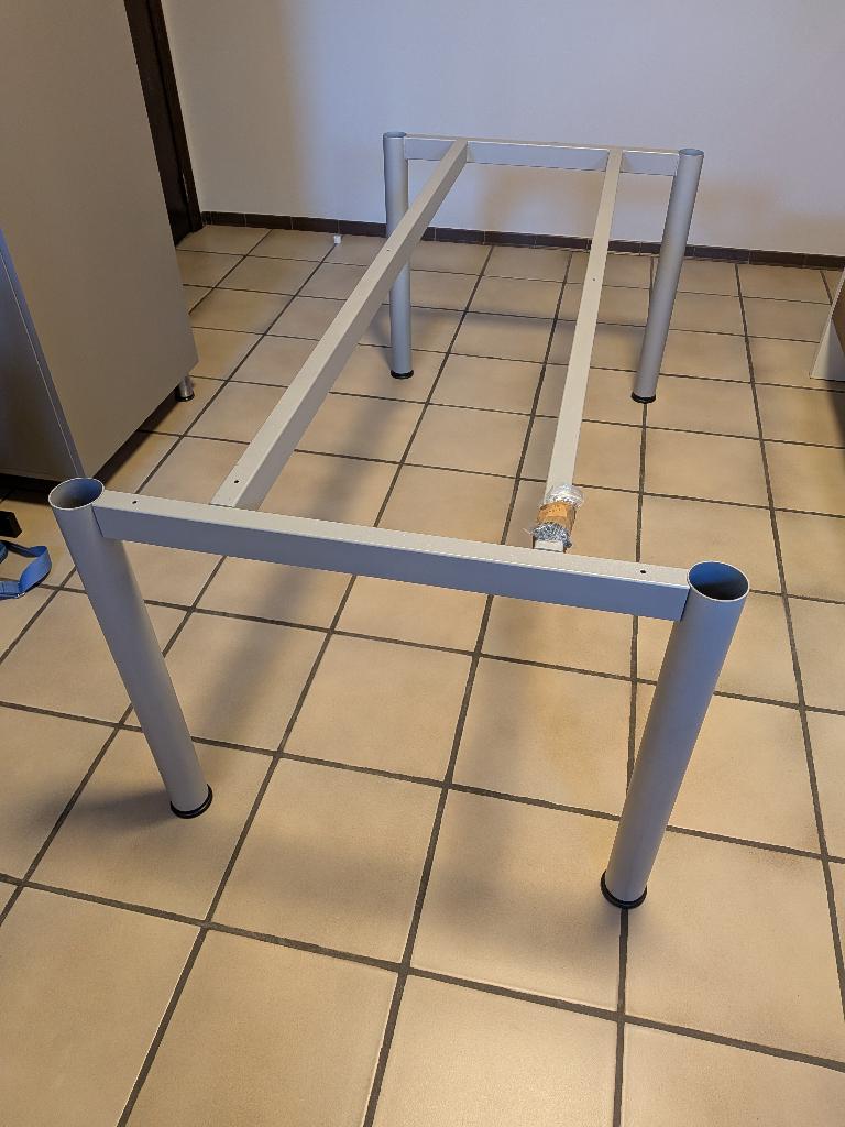 Stevig metalen onderstel bureau grijs met pc houder, Enlèvement, Réglable en hauteur, Comme neuf, Gris