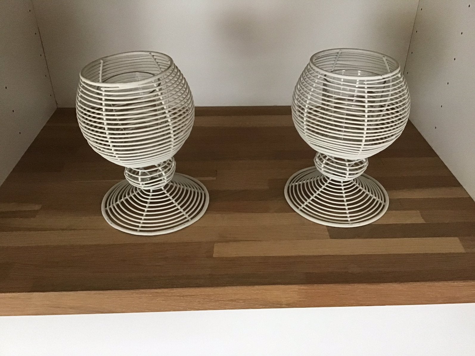 2 kandelaars van wit metaal, Ophalen, Zo goed als nieuw, Wit