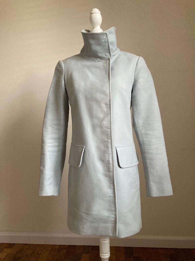 Lichtblauwgrijze lange mantel Karen Millen maat 34, Kleding | Dames, Karen Millen, Ophalen of Verzenden, Zo goed als nieuw, Maat 34 (XS) of kleiner