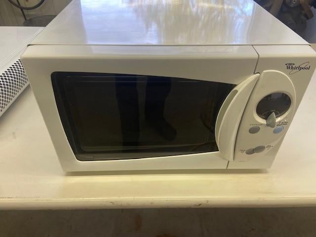 FOUR À MICRO-ONDES, FEU ÉLECTRIQUE, Sans bac à congélation, Enlèvement, Utilisé, 45 à 60 cm