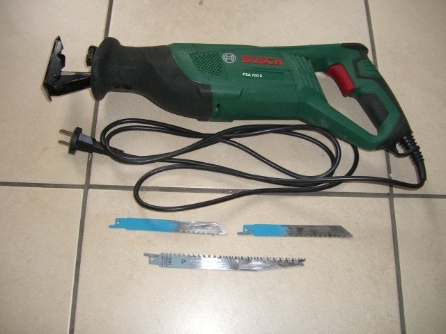 Bosch PSA 700E scie sabre + 3 lames, 600 à 1200 watts, 70 mm ou plus, Scie sabre, Comme neuf