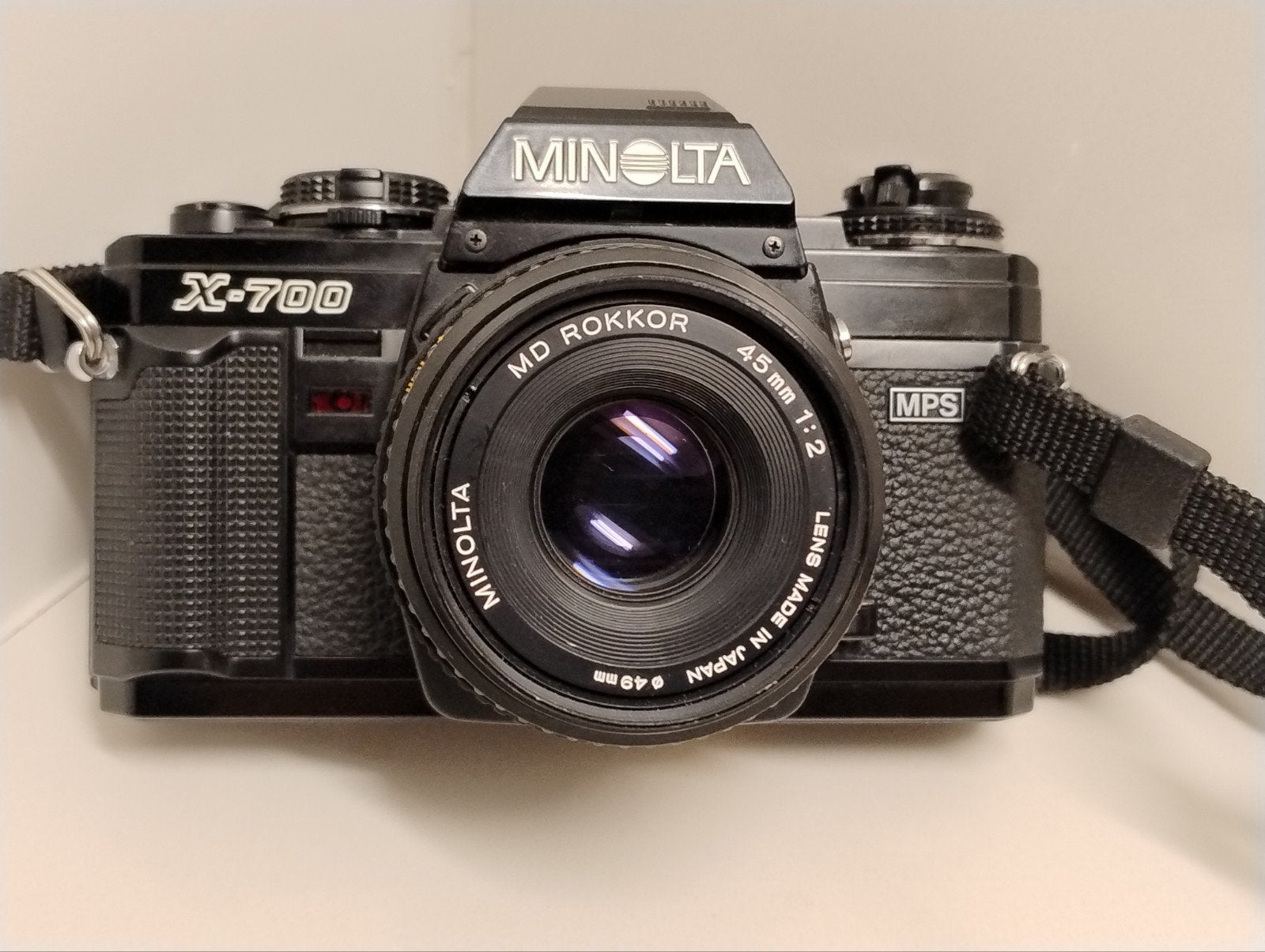 Minolta X700 Camera met een MD Rokkor 45mm 1:2 lens en riem, Audio, Tv en Foto, Fotocamera's Analoog, Ophalen of Verzenden, Zo goed als nieuw