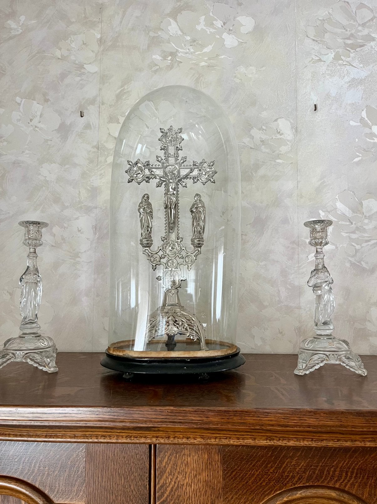 Kruisbeeld onder stolp met kandelaars, Antiek en Kunst, Antiek | Religieuze voorwerpen, Ophalen