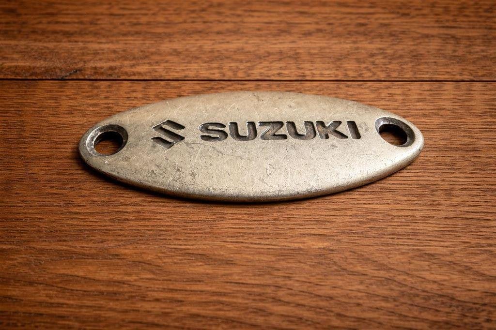Metalen Plaatje \"Suzuki\" – 5 x 2 cm, Motoren, Verzenden, Nieuw