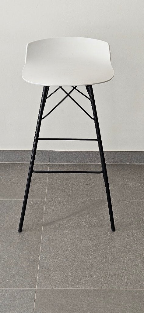 Set van 4 witte barkrukken – Zwart metalen onderstel, Ophalen, Gebruikt, Kunststof