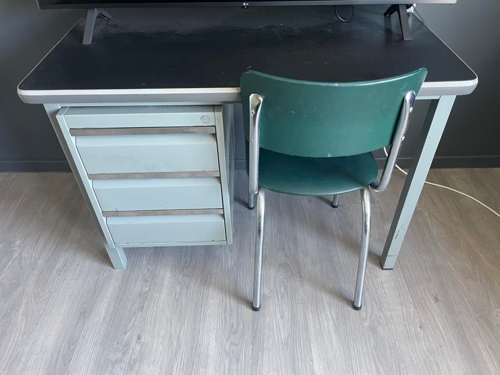 Oude ijzeren bureau met passende stoel, Ophalen, Gebruikt