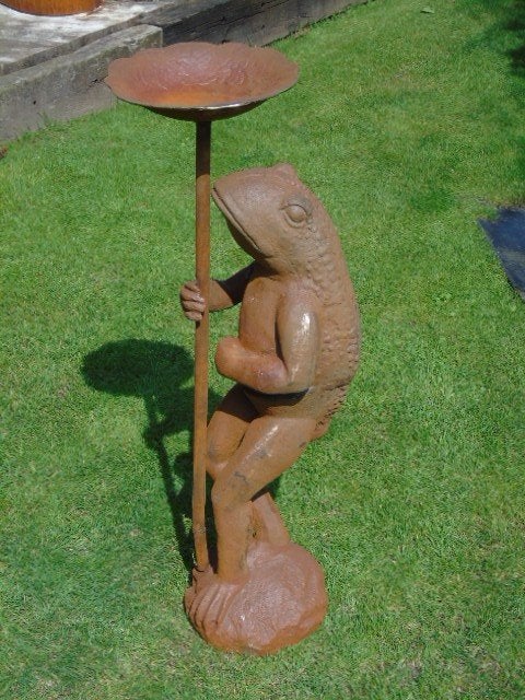 beeld kikker vogelbad in gietijzer H 95 cm, Tuin en Terras, Tuinbeelden, Nieuw, Dierenbeeld, Metaal, Ophalen